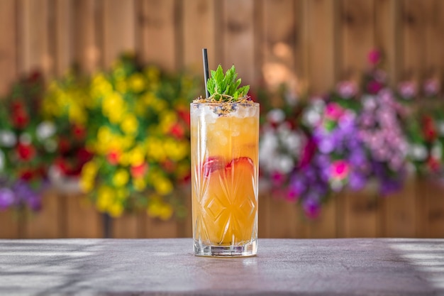 Cocktail d'été sur un bar sur un floral