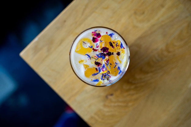 cocktail d'été avec des fleurs sur la table en bois