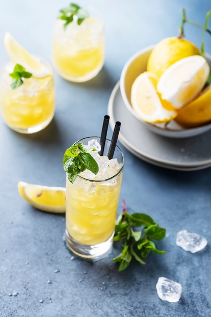 Cocktail d'été frais aux citrons