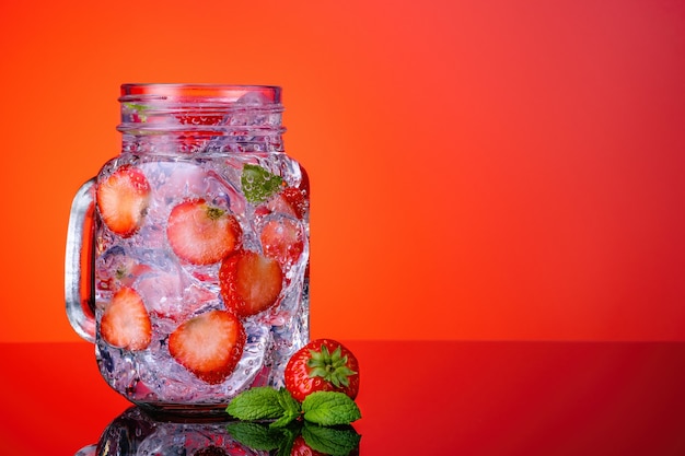 Cocktail d'été frais avec fraise et glaçons