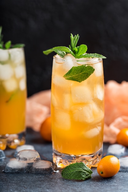 Cocktail d'été frais avec jus d'orange et glaçons. Verre de soda à l'orange