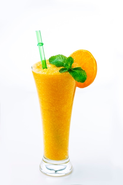 Cocktail d'été frais à l'orange et à la menthe sur fond blanc. La nourriture saine.