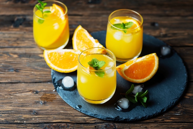 Cocktail d'été frais à l'orange et à la menthe