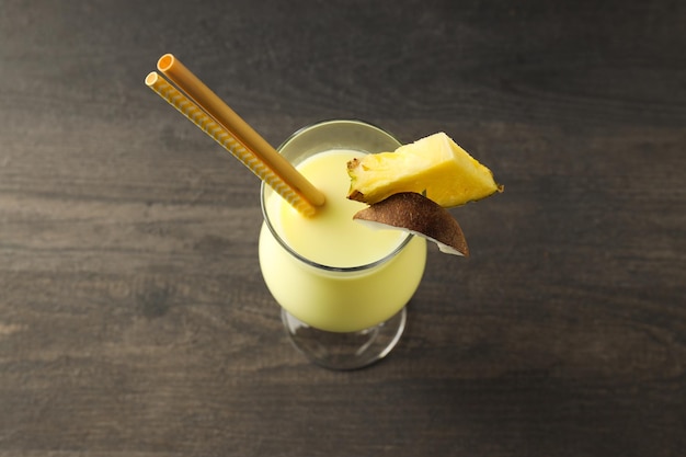 Cocktail d'été frais Pina colada concept de boisson d'été fraîche