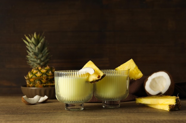 Cocktail d'été frais Pina colada concept de boisson d'été fraîche