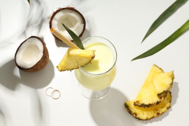 Cocktail d'été frais Pina colada concept de boisson d'été fraîche