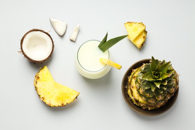 Cocktail d'été frais Pina colada concept de boisson d'été fraîche