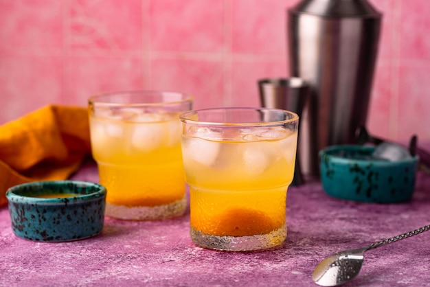 Cocktail d'été avec jus de mangue et glace