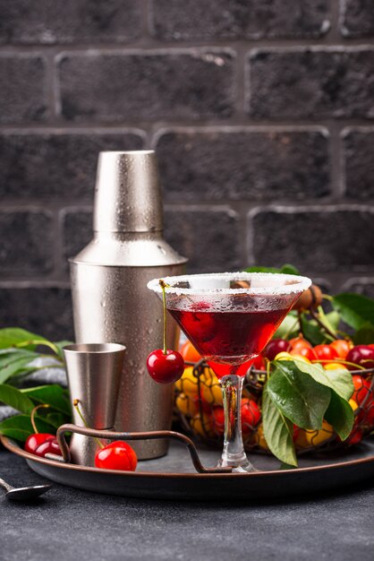 Cocktail d'été martini aux cerises rouges