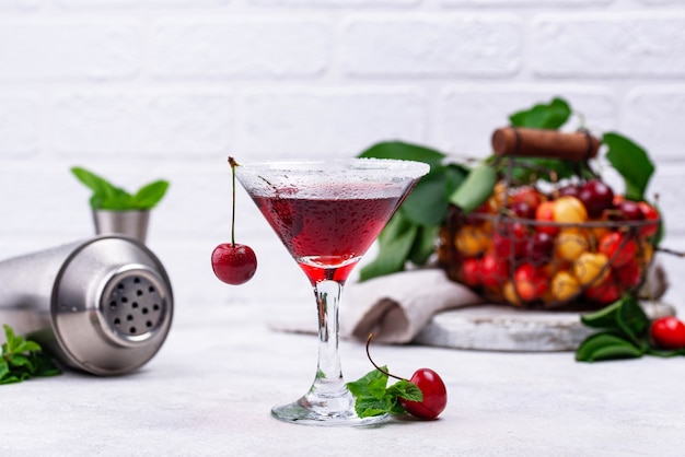 Cocktail d'été martini cerise rouge