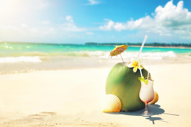 Cocktail d'été à la noix de coco sur la plage Journée ensoleillée sur l'île d'actualité