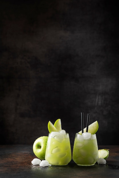 Cocktail d'été avec pomme verte