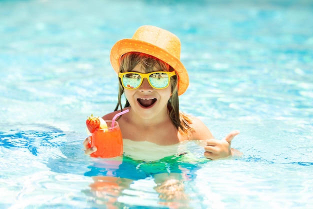 Cocktail d'été pour enfants Heureux petit garçon dans la piscine Vacances d'été pour enfants