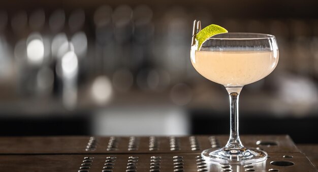 Un cocktail exotique Daiquiri Twis sur le comptoir du bar du pub
