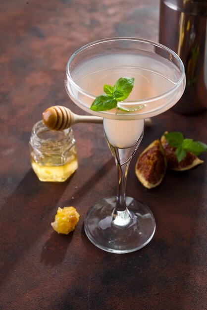 cocktail exotique et figues, miel sur fond de pierre marron, espace copie