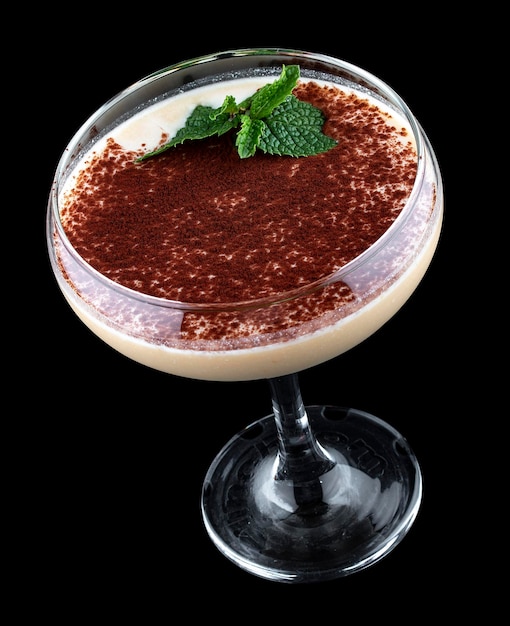 Cocktail exquis à la crème et au chocolat sur fond sombre