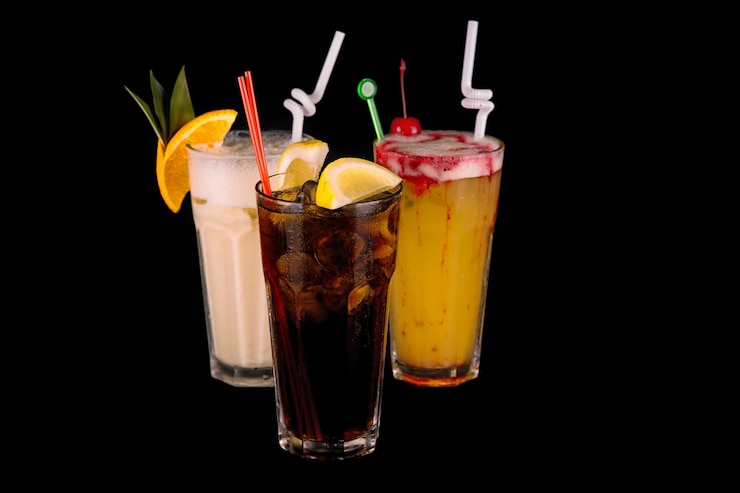 Photo cocktail sur fond noir avec décorations