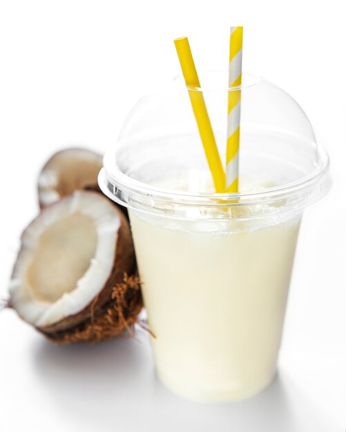 Cocktail frais alcoolisé Pina colada servi froid avec noix de coco