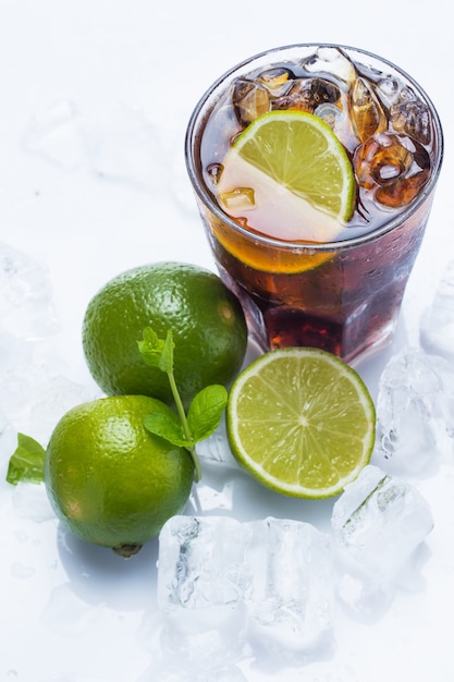 Cocktail frais avec boisson au cola et citron vert