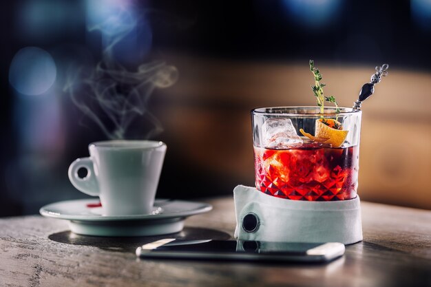 Cocktail frais avec décoration de fruits glacés et d'herbes Boisson alcoolisée non alcoolisée