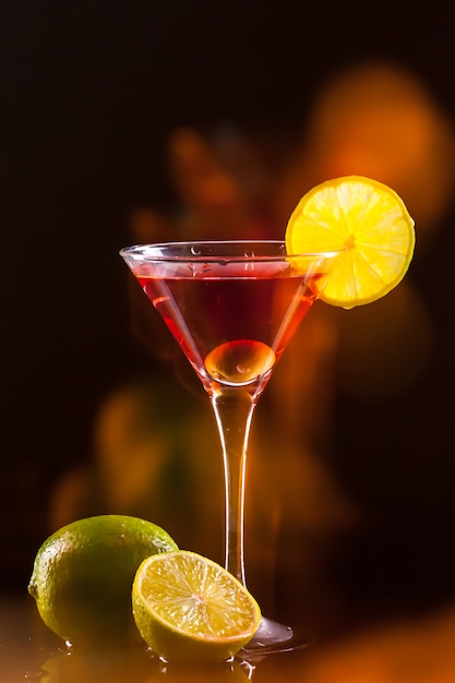 Cocktail frais sur fond sombre