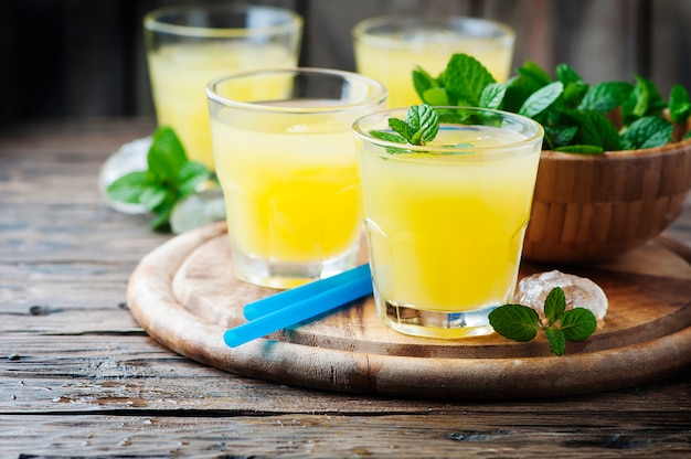 Cocktail frais jaune à la menthe et à la glace