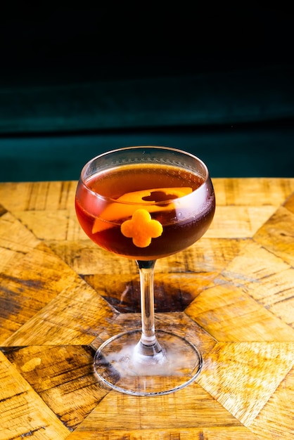 Cocktail frais avec orange et glace boisson alcoolique non alcoolique au comptoir du bar