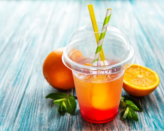 Cocktail frais à l'orange et de la glace sur un fond en bois bleu