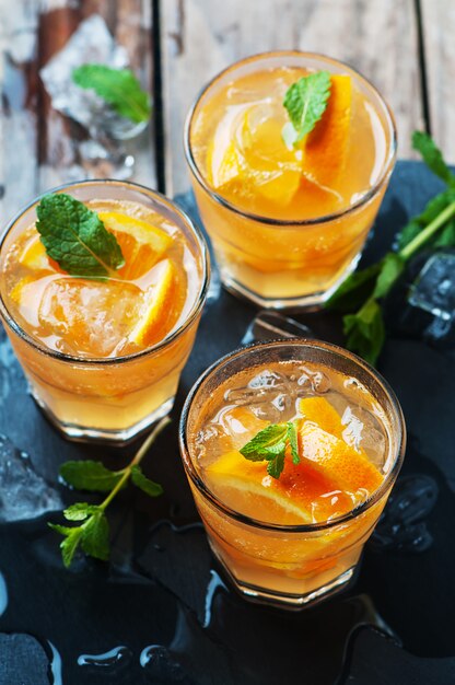 Cocktail Frais à L'orange, à La Menthe Et à La Glace