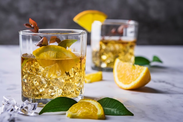 Cocktail frais à l'orange, menthe et glace