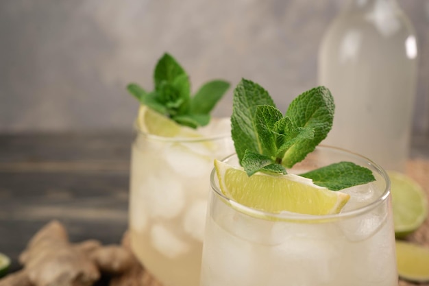 Cocktail frais préparé avec de la bière au gingembre, de la chaux et de la glace Boisson sur la table L'image contient un espace de copie pour le texte Boisson fraîche