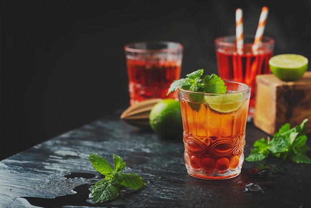 Cocktail frais rouge avec glace et citron vert