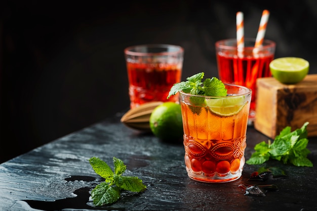 Cocktail frais rouge avec glace et citron vert