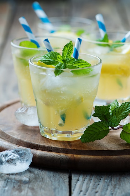 Cocktail frais avec soda, citron et menthe