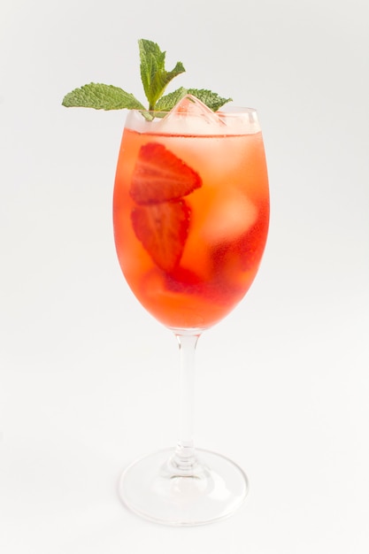 Cocktail avec fraise et glace en verre