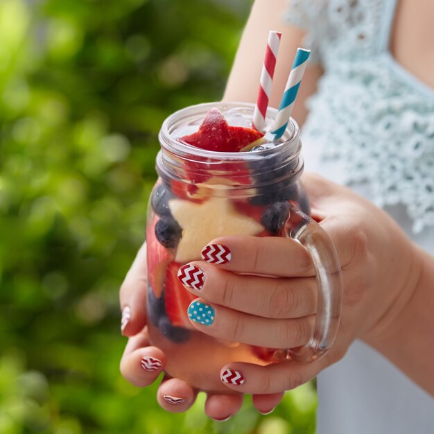 Cocktail avec fraise, myrtille et pomme