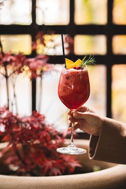 Cocktail de fraises avec de la glace, garni d'agrumes et de baies