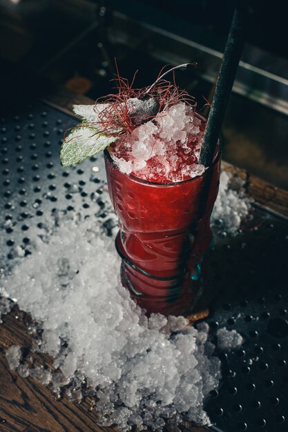 Cocktail de fraises avec glace pilée sur un dégradé rouge