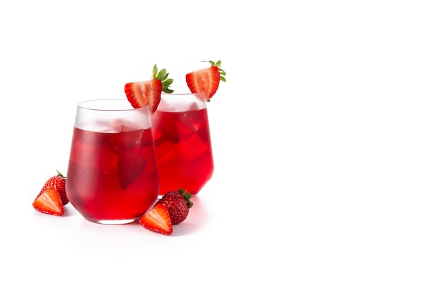 Cocktail de fraises en verre isolé sur blanc