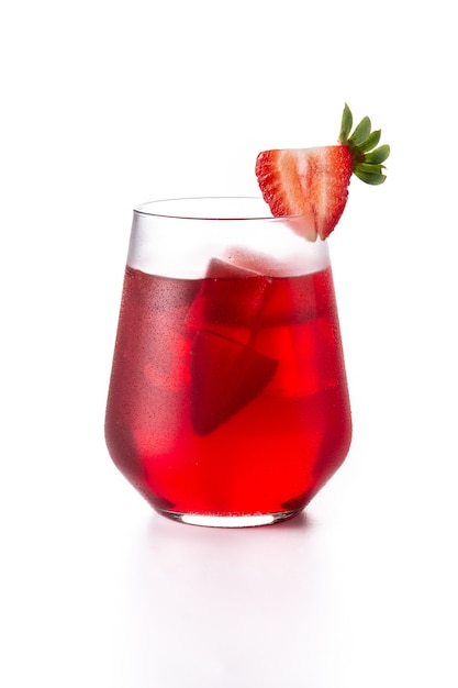 Cocktail de fraises en verre isolé sur blanc