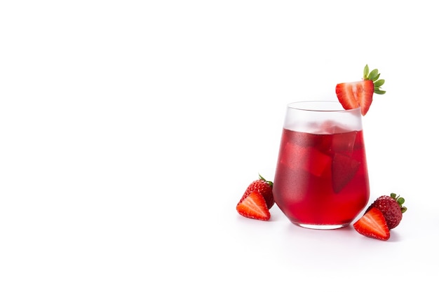 Cocktail de fraises en verre isolé