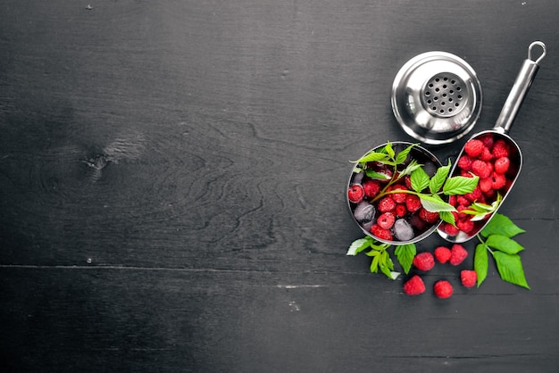 Cocktail de framboises fraîches avec de la glace sur un fond en bois Vue de dessus Espace libre