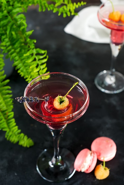 Cocktail de framboises à la lavande et de la glace sur la surface de la pierre