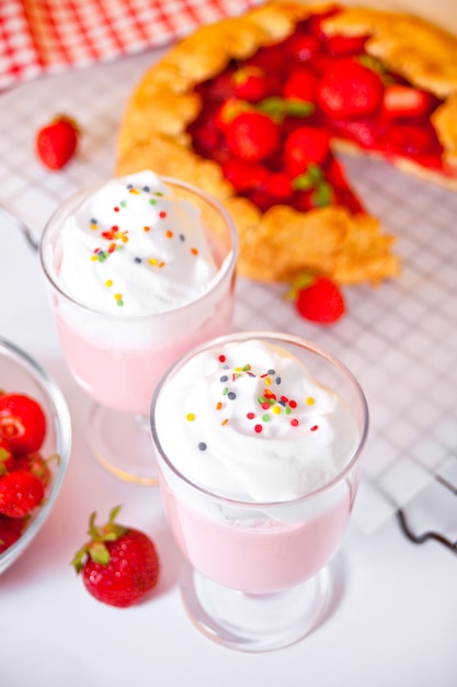 Photo cocktail frappé au lait frappé aux fraises et à la crème fouettée.