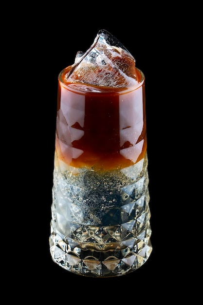 Cocktail froid exquis avec café et gin sur fond sombre