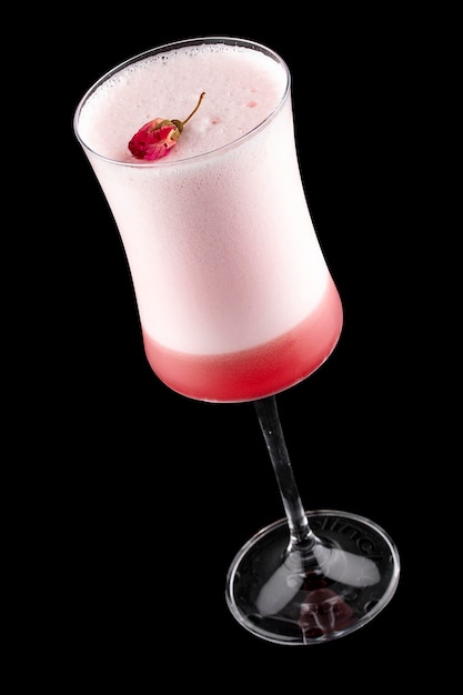 Cocktail froid exquis avec gin et liqueur de framboise sur fond sombre