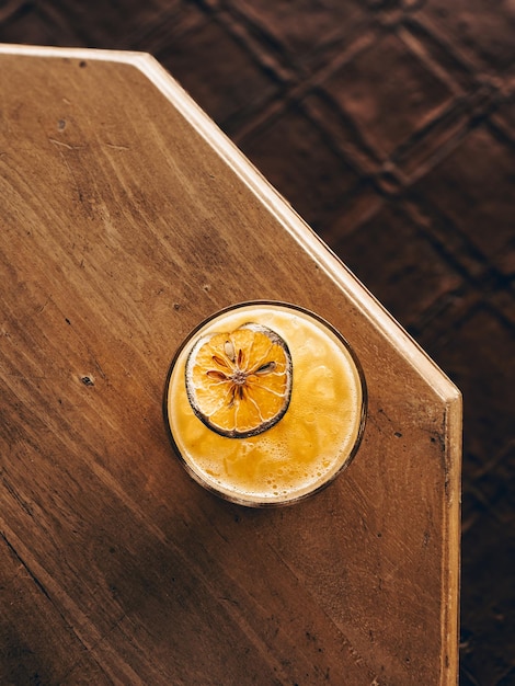 Cocktail de fruit de la passion avec garniture de citron vert séché sur une table en bois