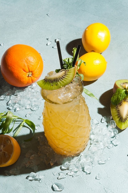 Cocktail de fruits avec crème glacée décoré d'orange, citron, kiwi