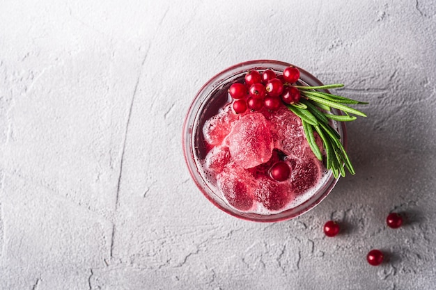 Cocktail de fruits frais glacés en verre