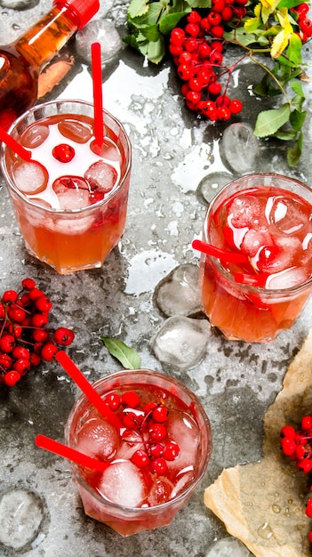 Cocktail de fruits frais Trois cocktails avec de la glace Ingrédients